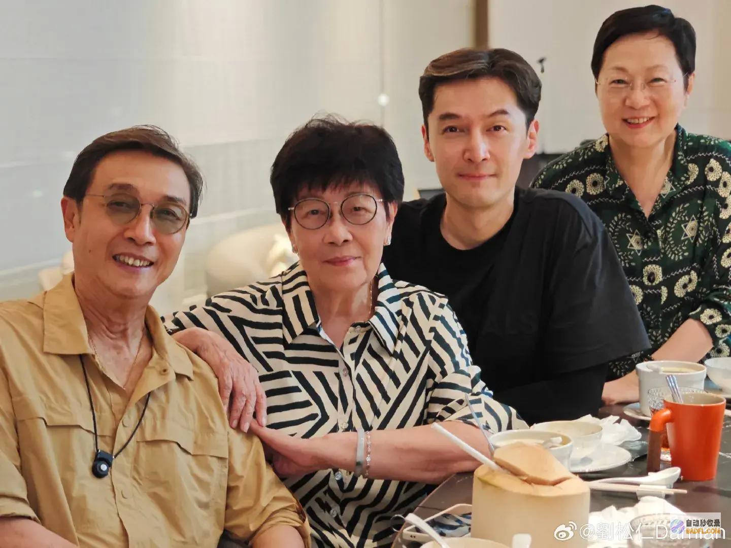 扑面而来的幸福气氛稀有分享和老婆侧
