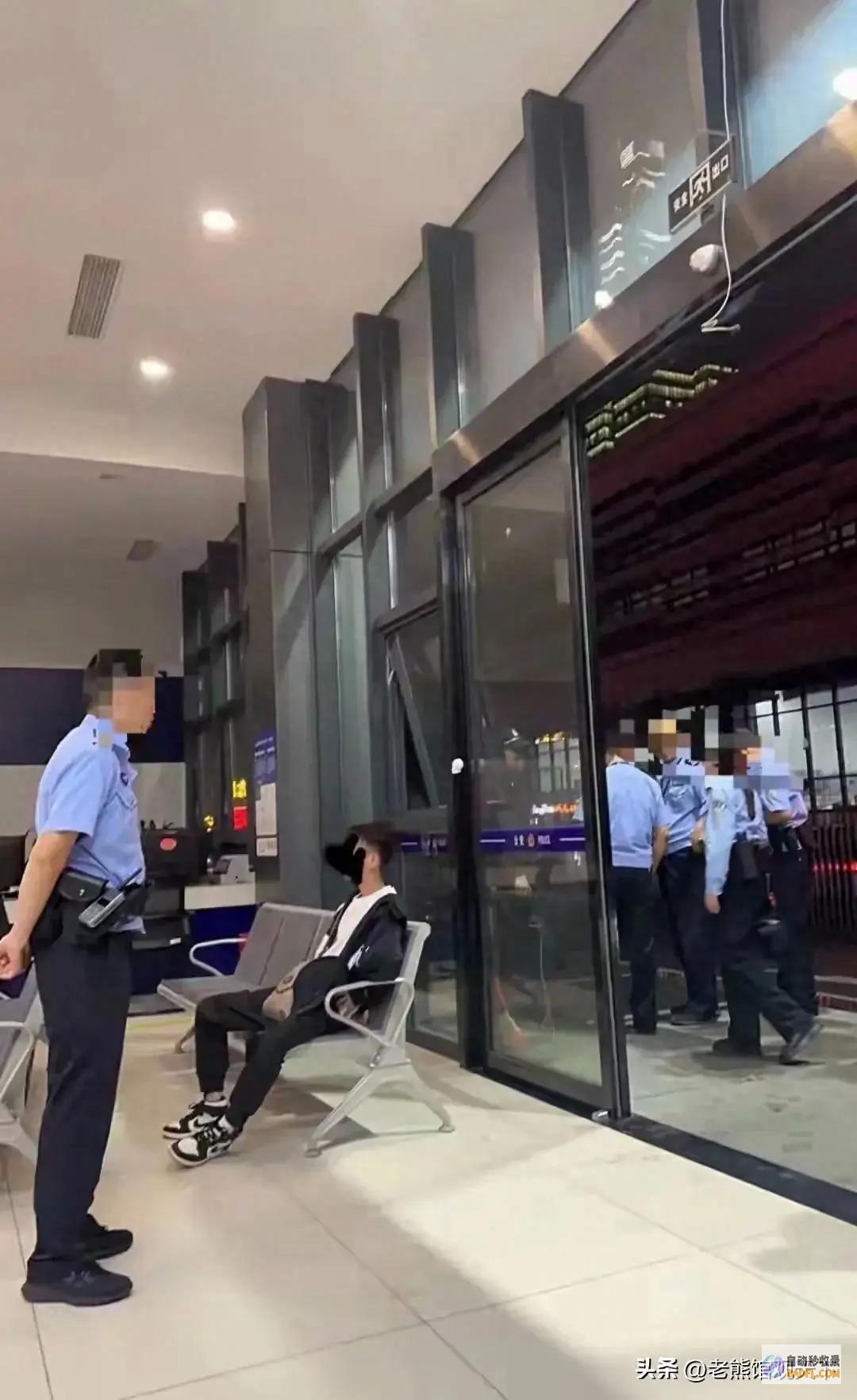 网友 变态男很寂寞！在音乐节显露下体猥亵美女被报警 想当网红