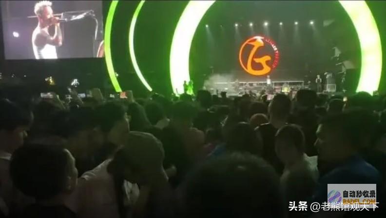 网友变态男很寂寞在节显露下体猥亵美女被报