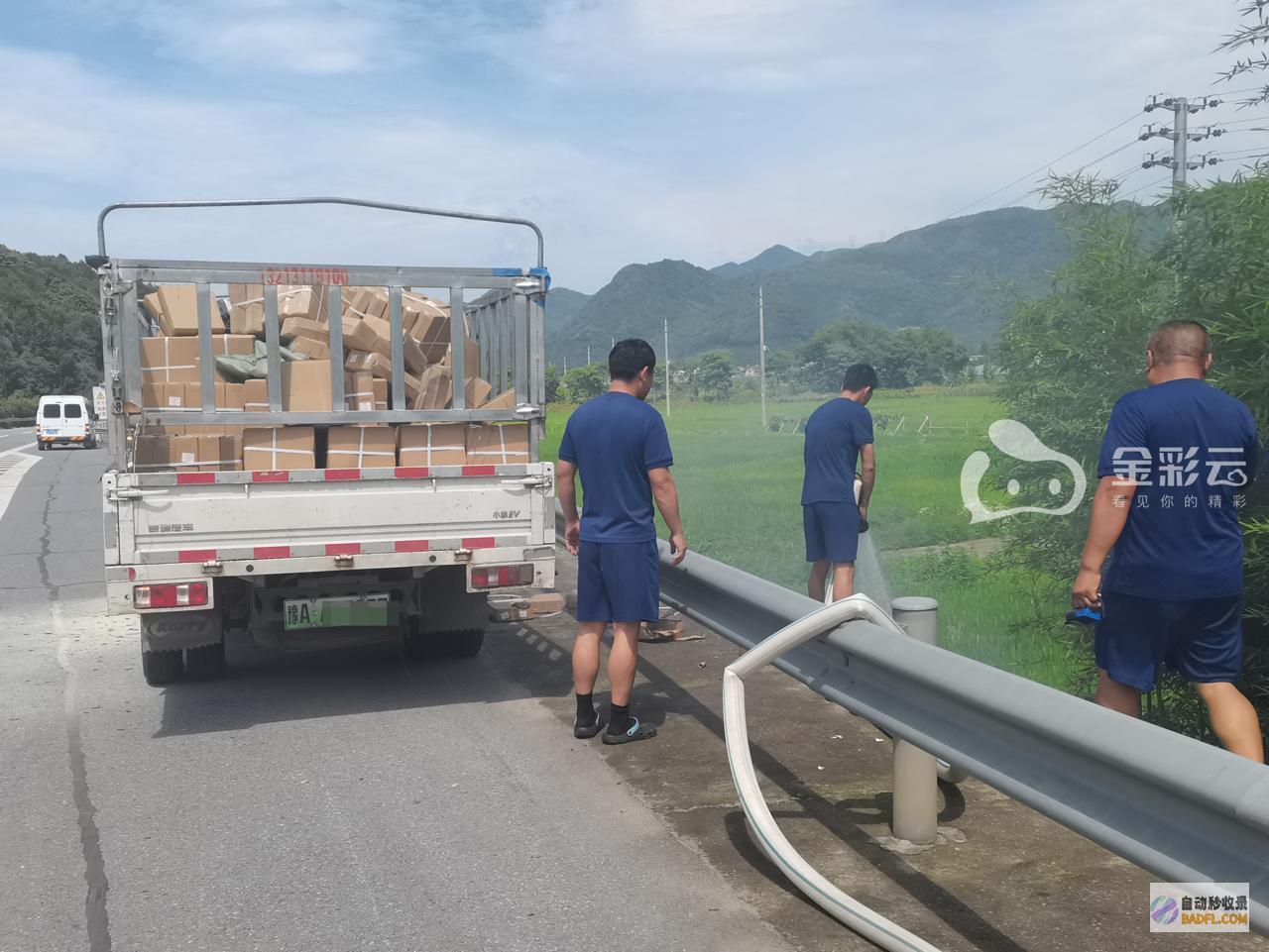 灭火他们秒出警离队途中遇货车起火灭火他们秒出