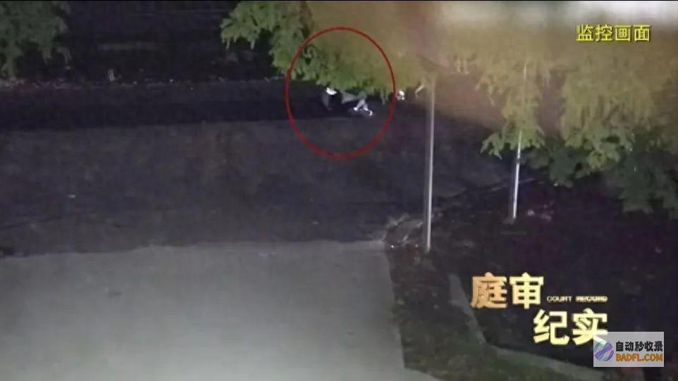 事发上海街头！男性醉卧马路碾轧身亡 送她回家的好友被索赔75万 (事发上海街头!10多辆车被毁!危急时刻,他冲了过去)