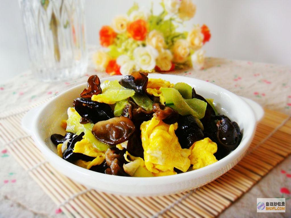木耳炒鸡蛋：美味健康的食谱，为您的餐桌增添营养和风味 (木耳炒鸡蛋的功效与作用)