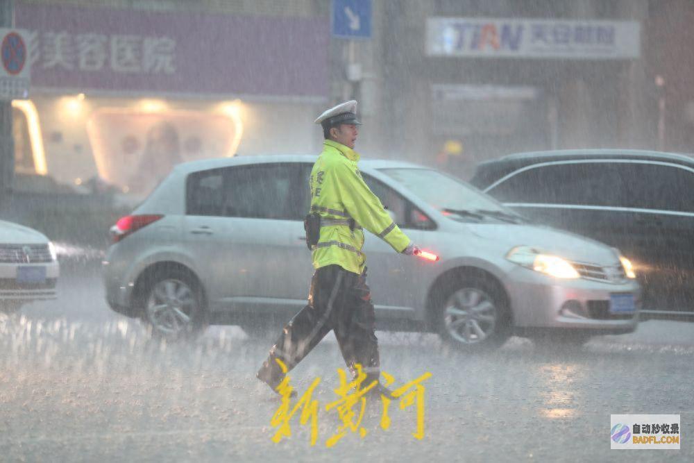 守路人 守护市民出行安保 暴雨来袭 济南交警化身风雨 (守护人全集)