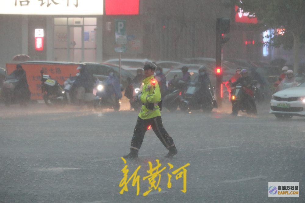 守路人守护市民出行安保暴雨来袭交警化身风