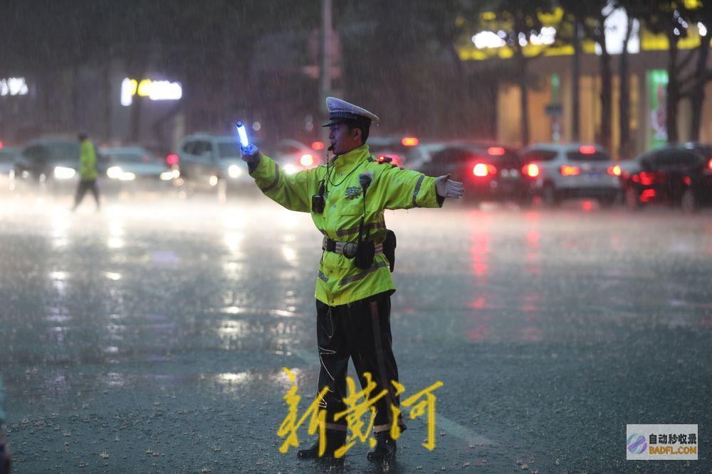守路人守护市民出行安保暴雨来袭交警化身风