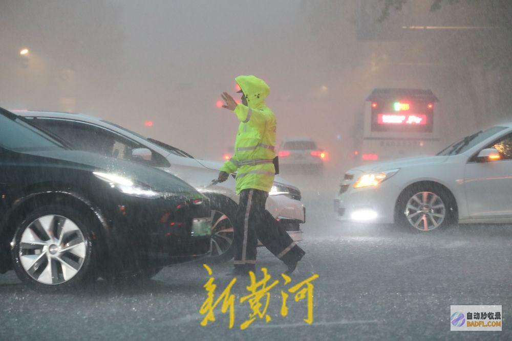 守路人守护市民出行安保暴雨来袭交警化身风