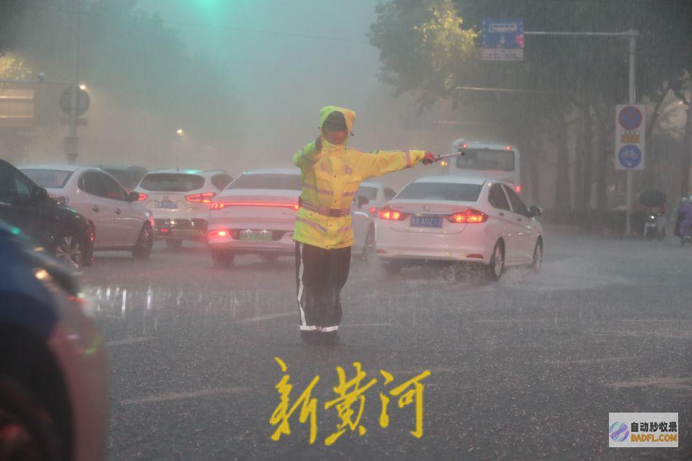 守路人守护市民出行安保暴雨来袭交警化身风