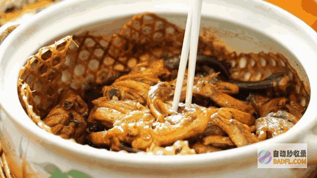 在锅中加入鸡汤，煮沸。 (在锅中加入鸡蛋会怎样)