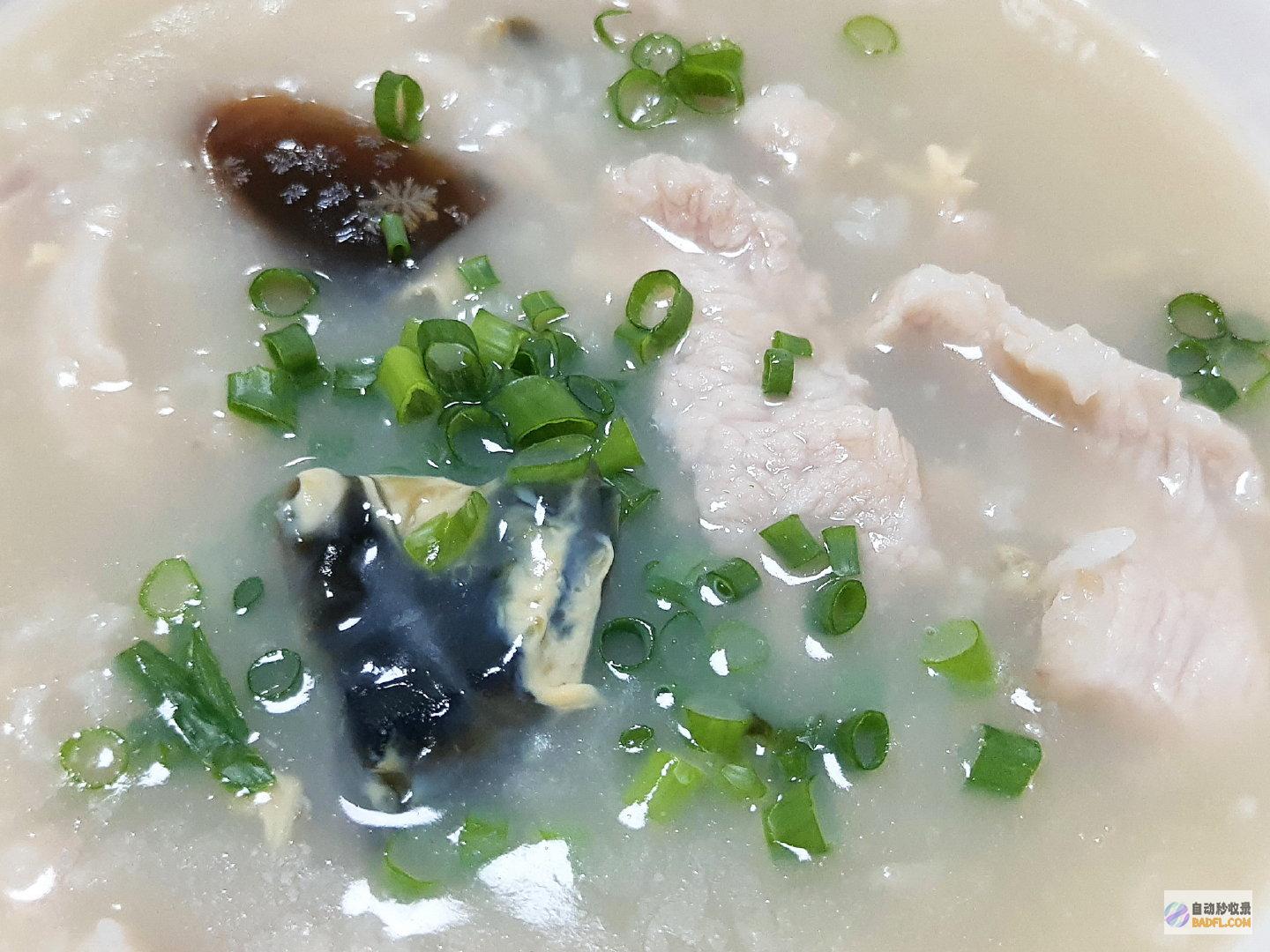 加入皮蛋块、香菜、葱花，调入盐和香油即可。 (皮蛋里面加了什么)