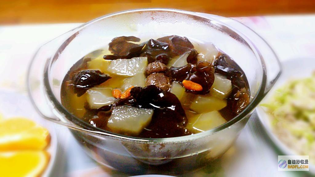 冬瓜粉丝丸子汤：清凉消暑，营养美味的夏日佳肴 (冬瓜粉丝肉丸汤的做法大全家常)