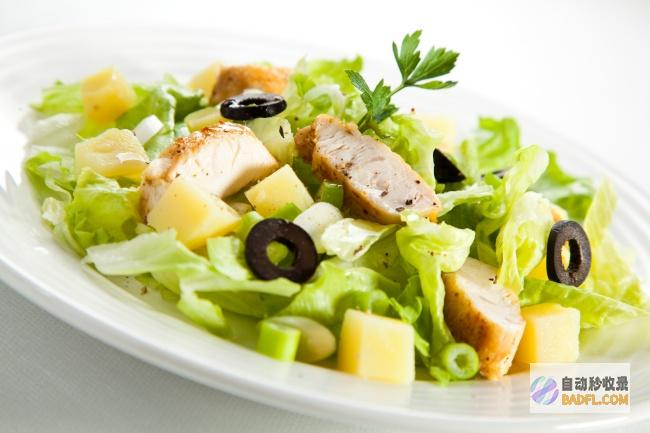 家常菜的温馨：土豆炖鸡块的详细食谱，让您品味亲情滋味 (家常菜的温馨广告语)
