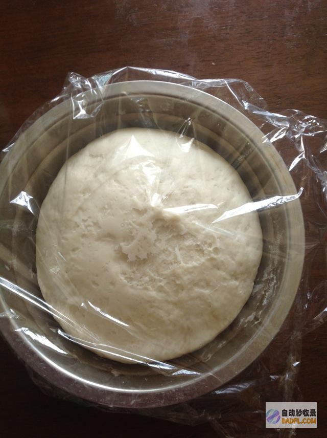 将发酵好的面团取出，揉搓排气，然后分成大小相等的剂子。(将发酵好的面团蒸多久)