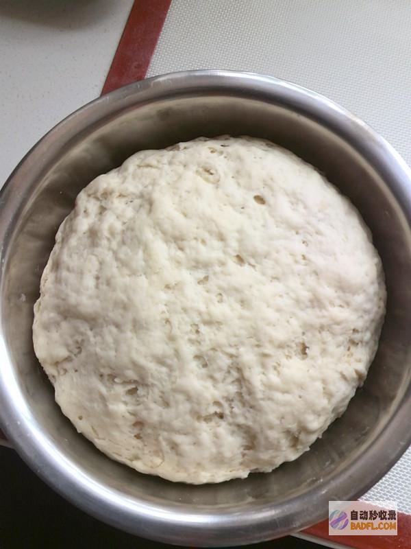 在面团发酵的过程中,可以将面团放在烤箱或微波炉中,里面放一杯热 水,这样可以提供一个温暖的环境,加快发酵速度。(在面团发酵的过程中会产生什么)