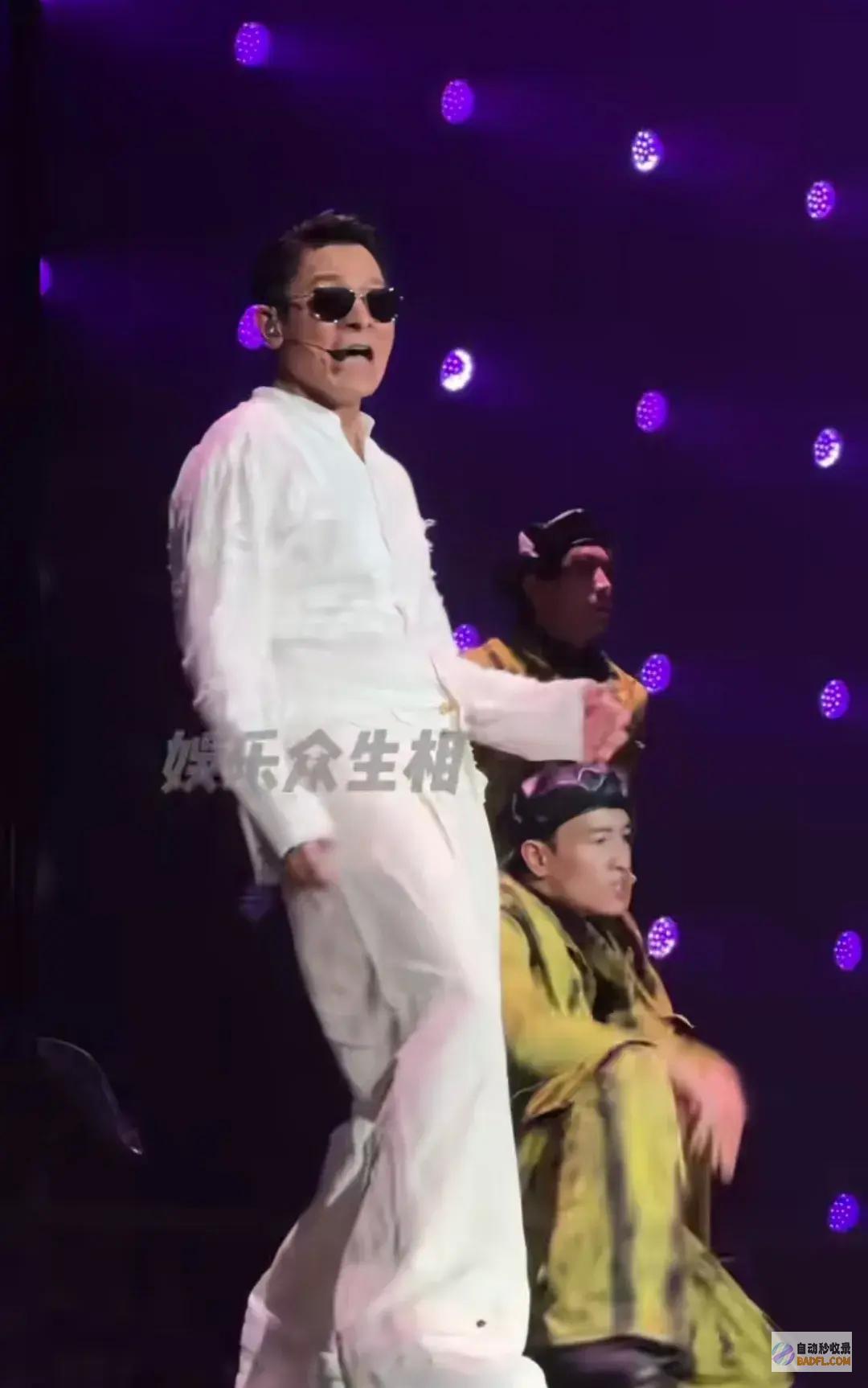 笑不活了演唱调演出精彩滑跪我却笑死在网