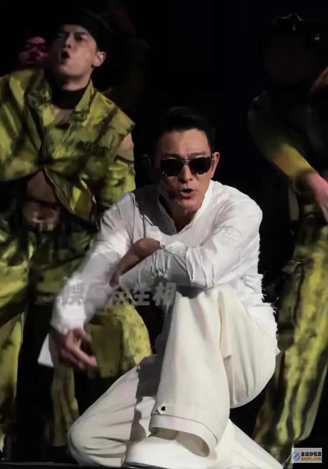 笑不活了演唱调演出精彩滑跪我却笑死在网