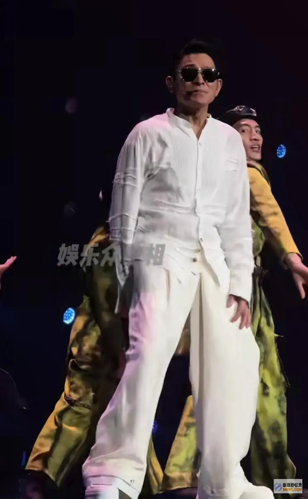 笑不活了演唱调演出精彩滑跪我却笑死在网