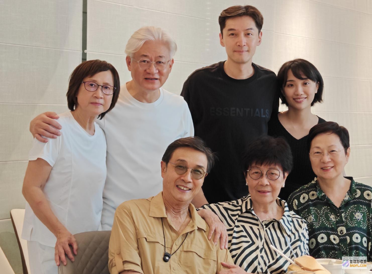 与妻子高清同框照首曝光胡歌官宣当爸后黄曦宁倚