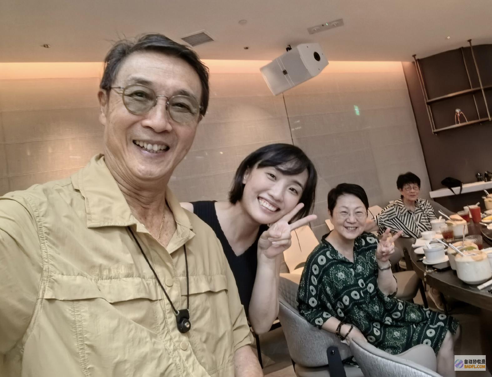 与妻子高清同框照首曝光胡歌官宣当爸后黄曦宁倚