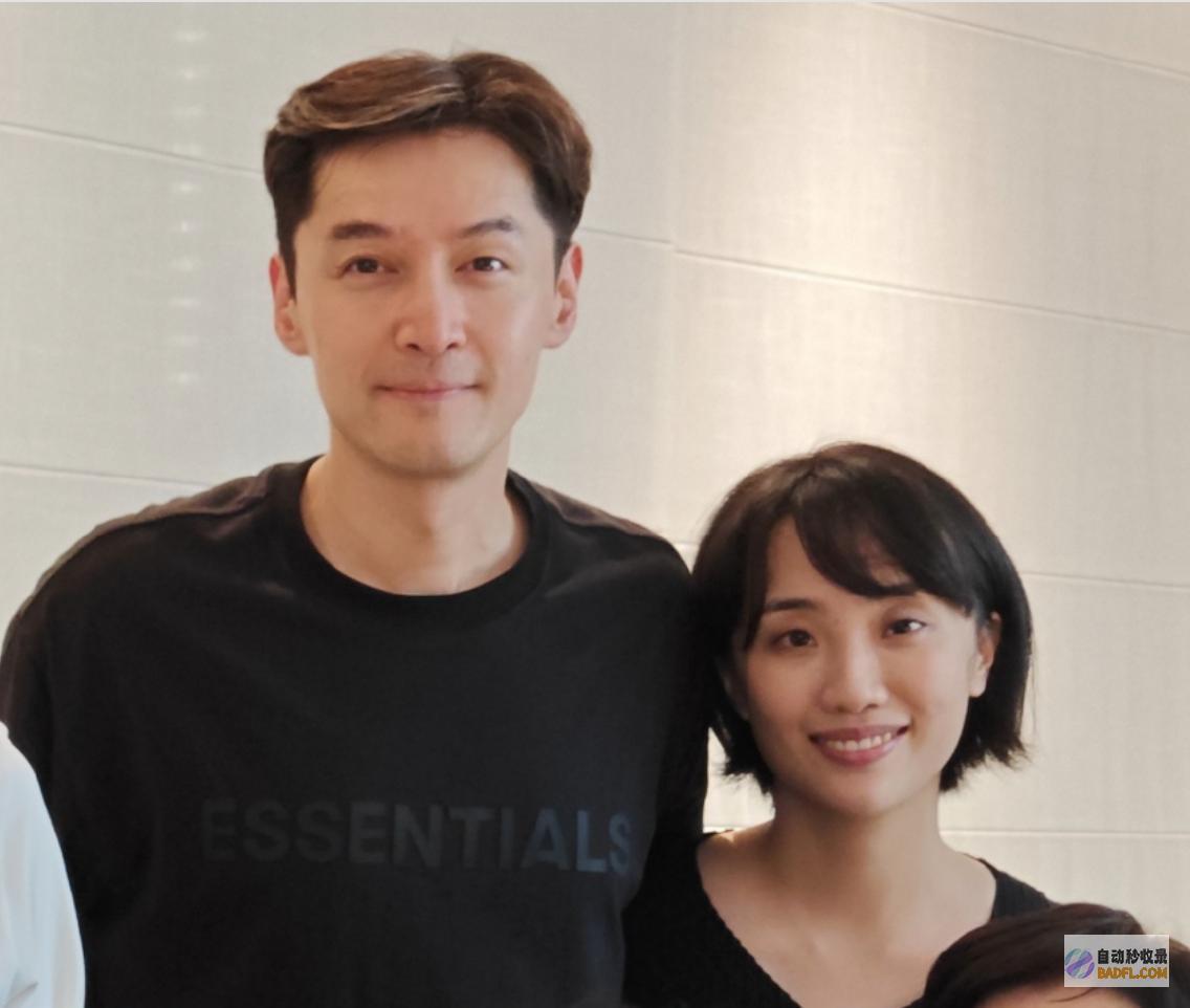 与妻子高清同框照首曝光胡歌官宣当爸后黄曦宁倚