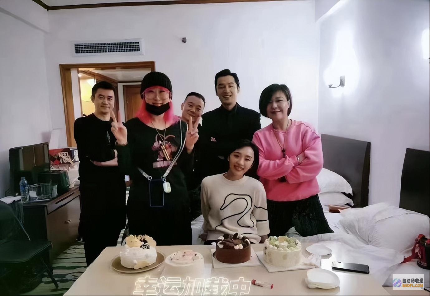 与妻子高清同框照首曝光胡歌官宣当爸后黄曦宁倚