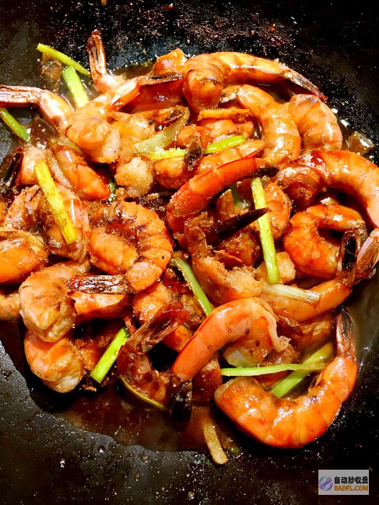 家常版油焖虾：鲜香浓郁，味美多汁，居家必备美食。 (家常版油焖虾怎么做)