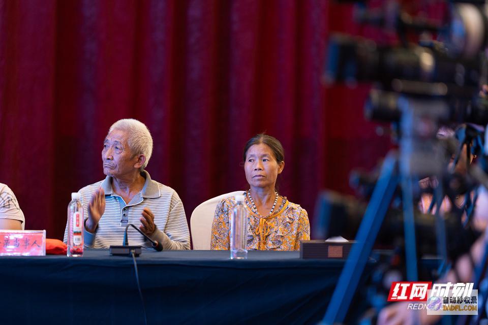 一家人在泪水中离散时辰·在场丨32年回家路一家