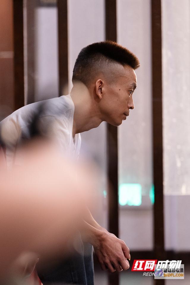 一家人在泪水中离散时辰·在场丨32年回家路一家