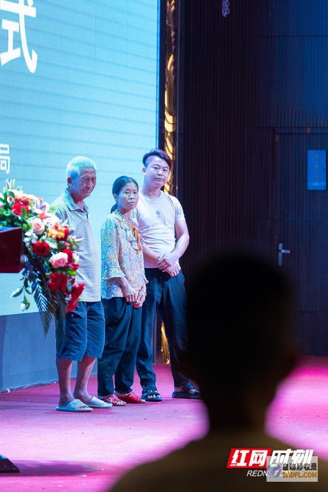 一家人在泪水中离散时辰·在场丨32年回家路一家