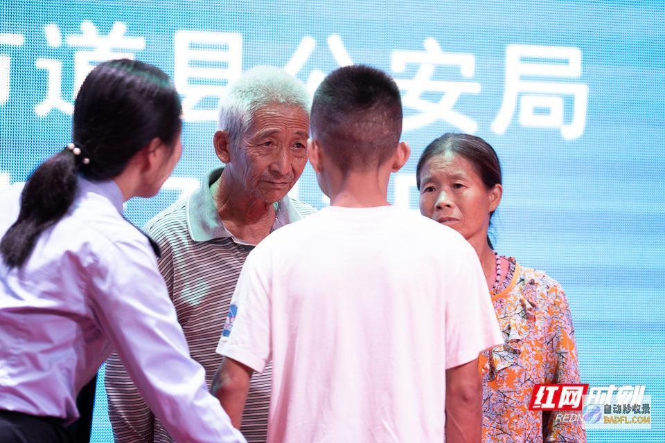 一家人在泪水中离散时辰·在场丨32年回家路一家