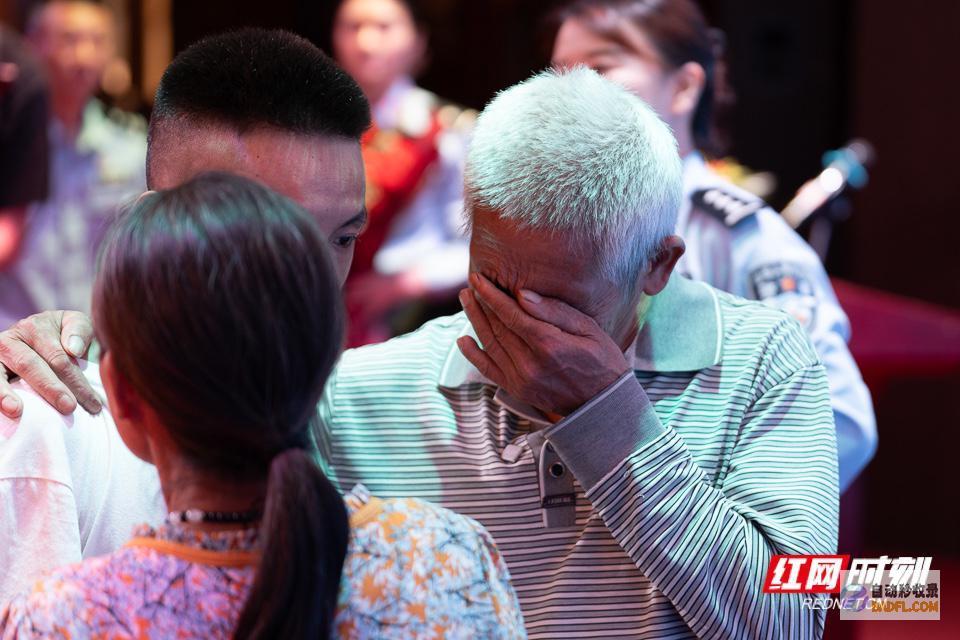 一家人在泪水中离散时辰·在场丨32年回家路一家