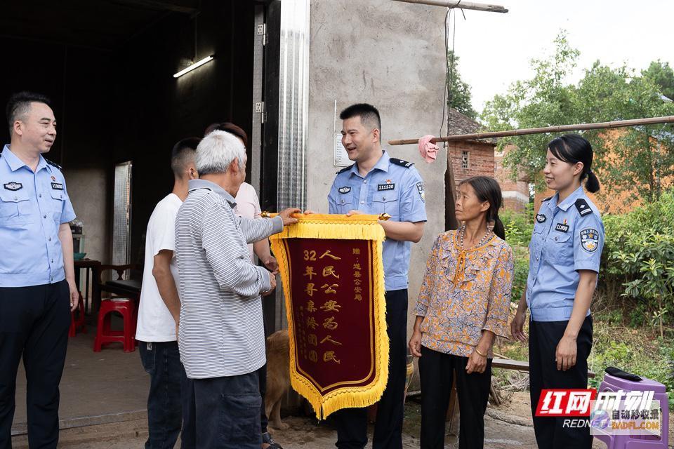一家人在泪水中离散时辰·在场丨32年回家路一家