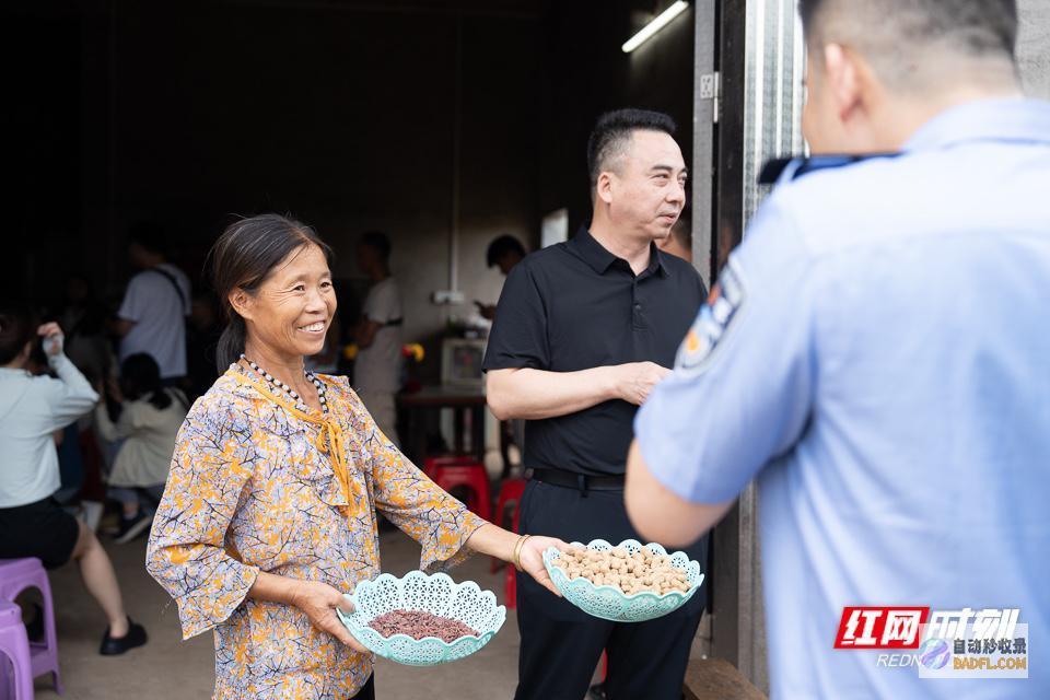 一家人在泪水中离散时辰·在场丨32年回家路一家