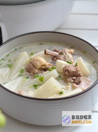 酸萝卜老鸭汤：传统的美味佳肴，步骤详解 (酸萝卜老鸭汤的做法)