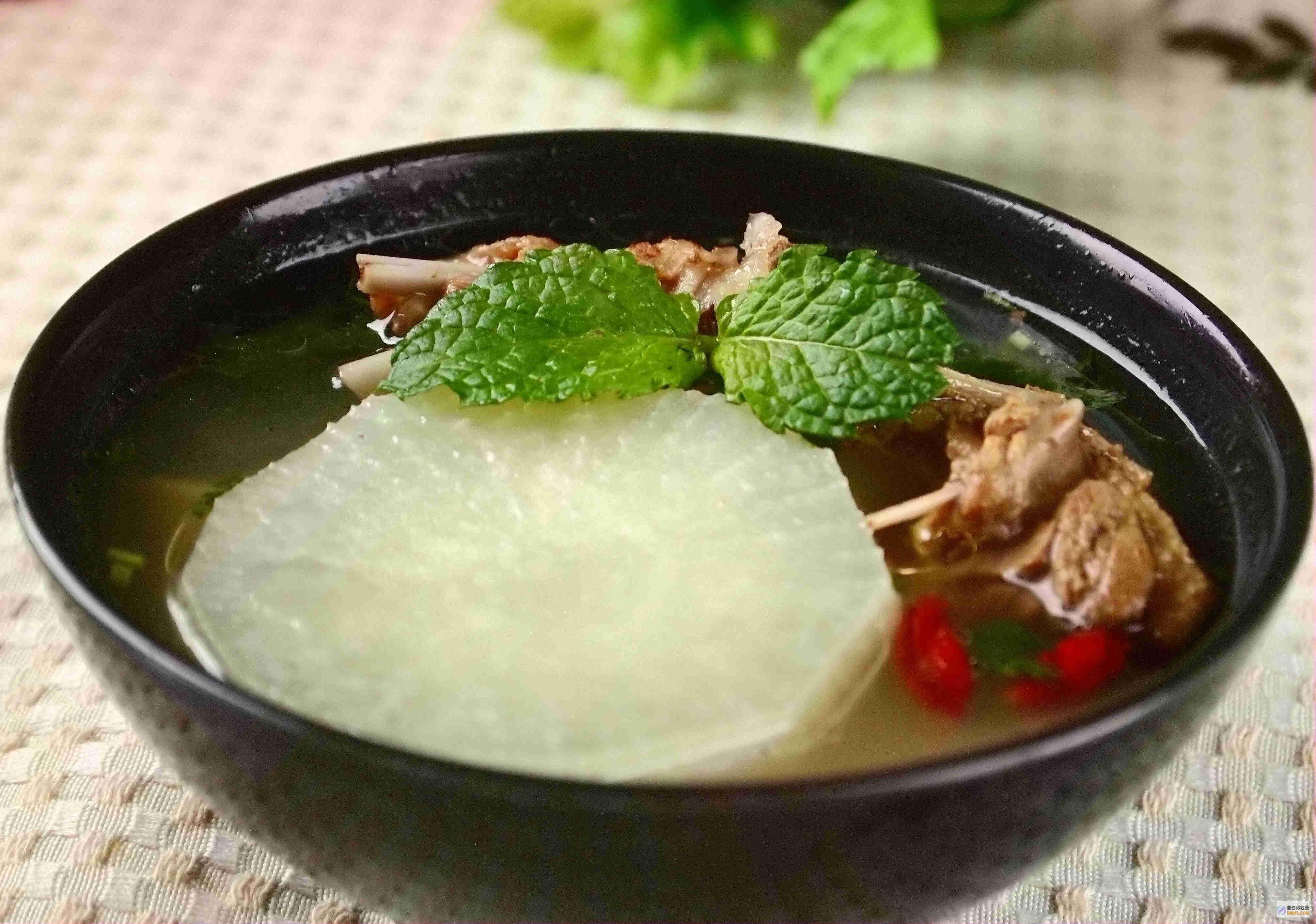 酸萝卜老鸭汤：在家制作美味佳肴，分步指南 (酸萝卜老鸭汤的做法)