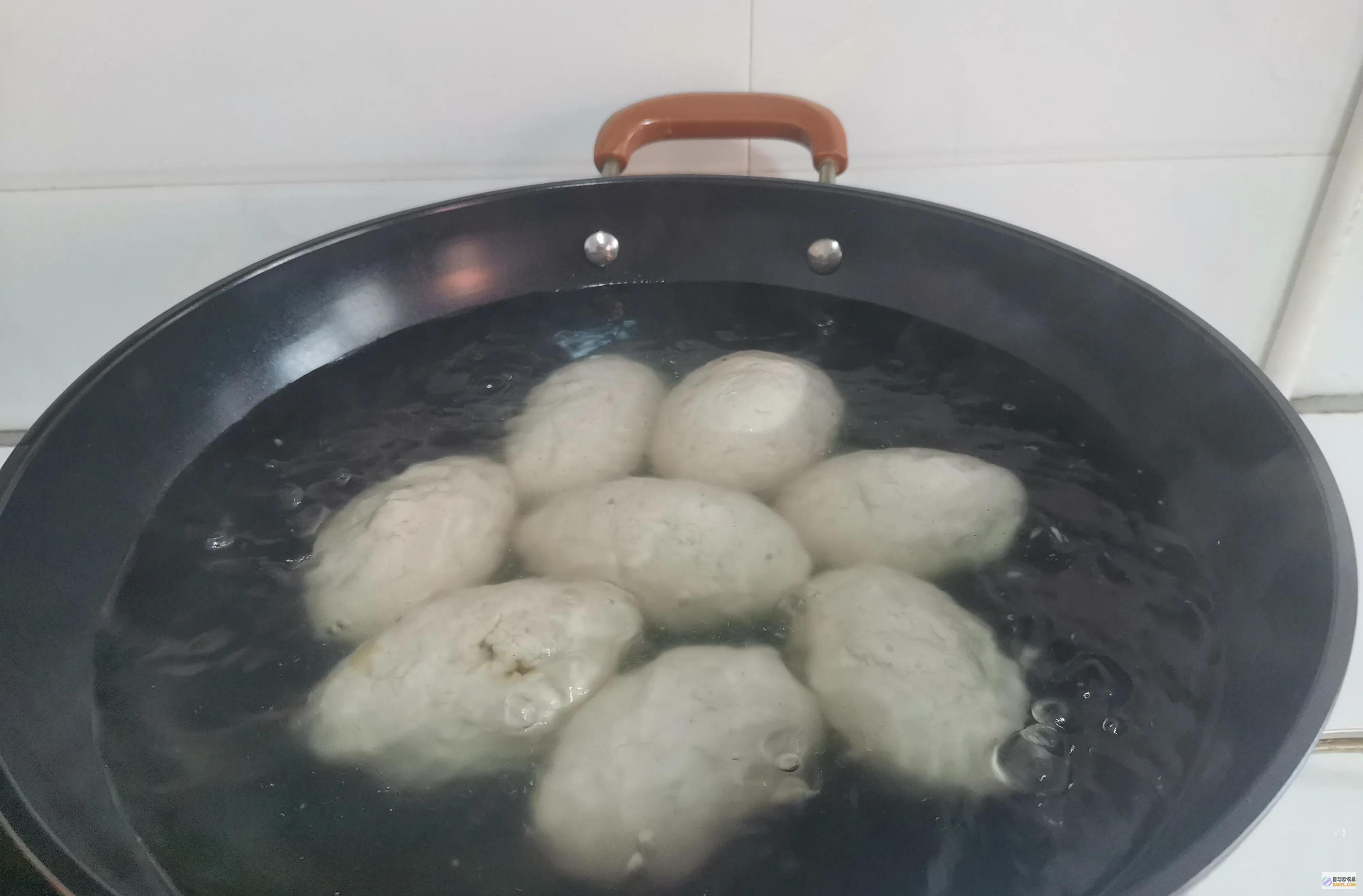 从揉面到享用：掌握鸡蛋糕制作的每一个步骤，实现完美蓬松口感 (揉面时要按照什么的次序顺着一个方向揉)