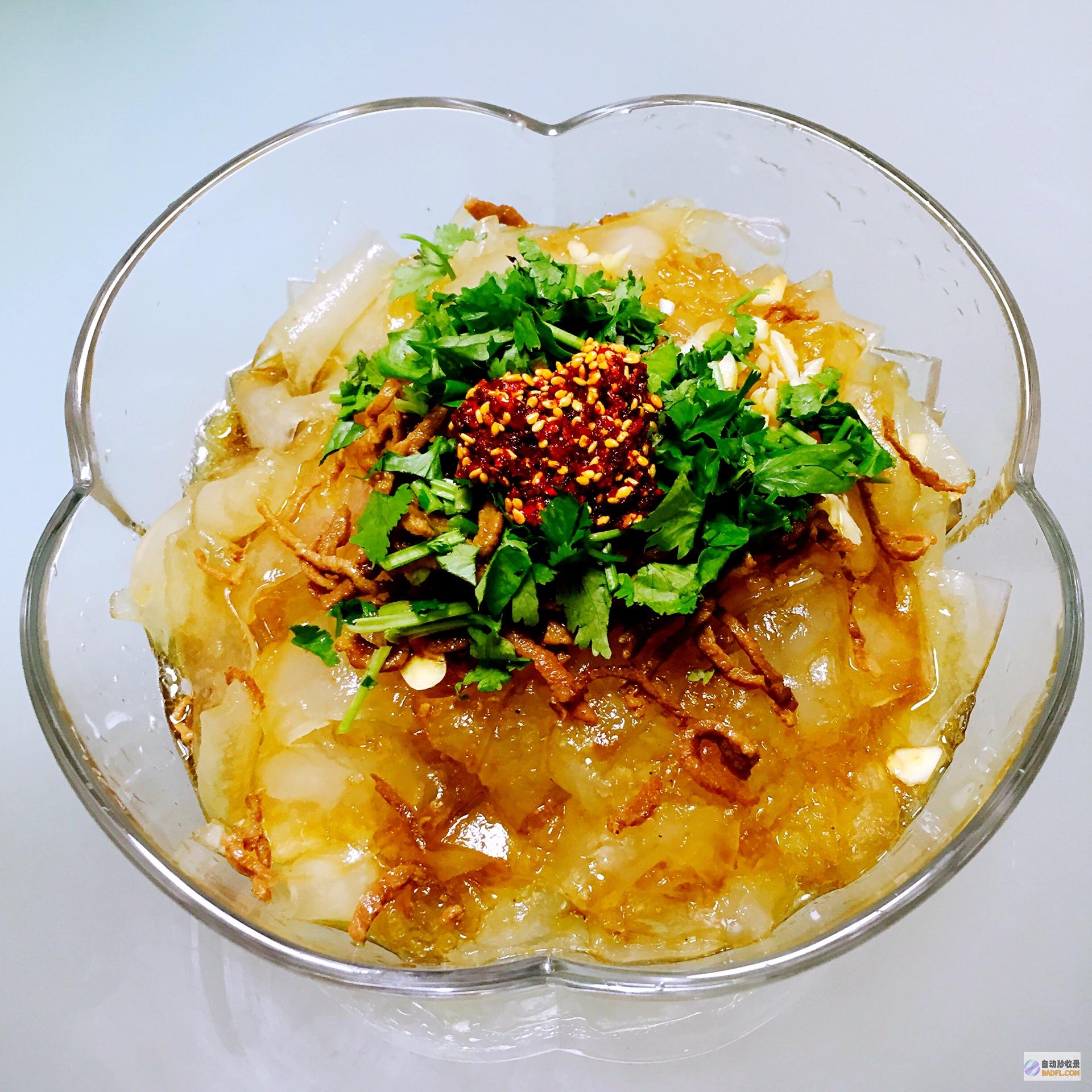黄瓜拌拉皮：简单易做，营养丰富的凉拌菜 (黄瓜拌拉皮的家常做法)