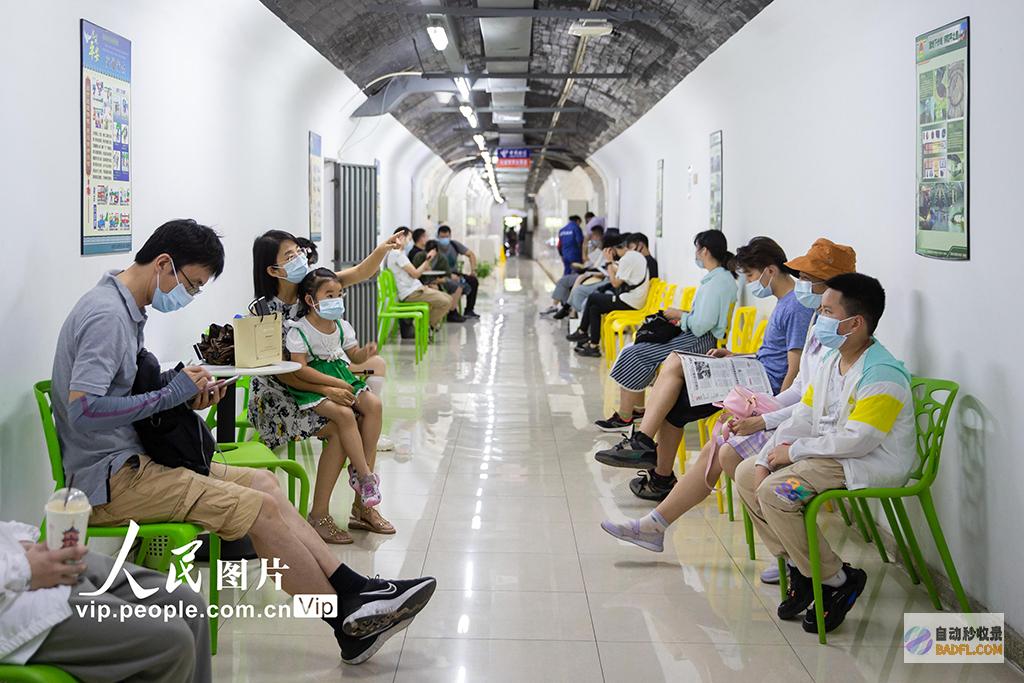 广西小好友暑假摘花生 我却在评论区里找到童年 笑不活了