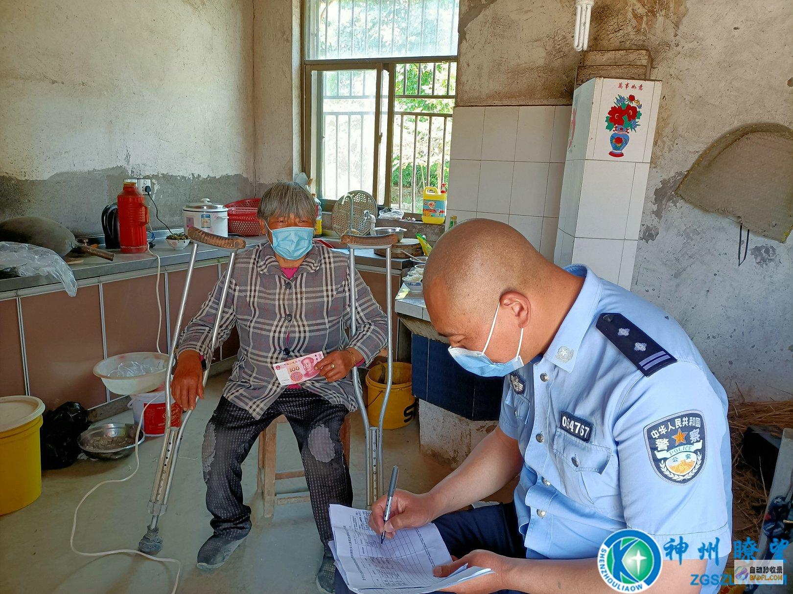 民警自掏5元处置 笑麻了！两小孩因一瓶饮料报警 笑死在评论区 (民警自掏腰包救助无家可归)