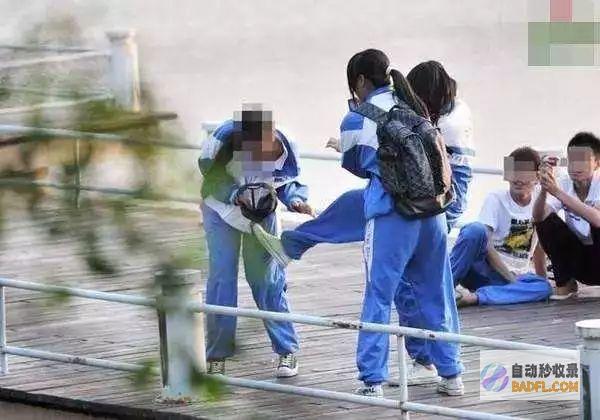 笑不活了！大学门口交警突击审核