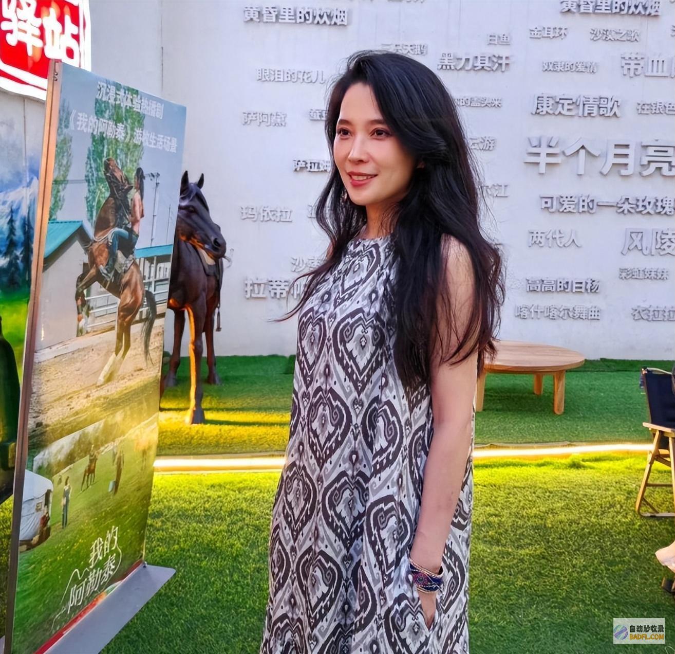 8岁女儿初次出面森林北母女和好友聚餐为坚持身