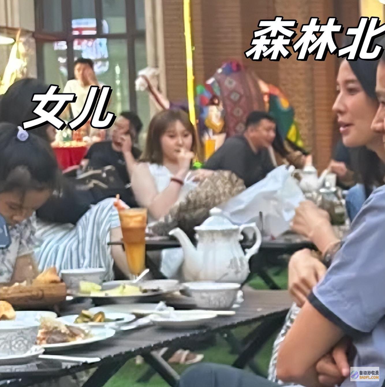 8岁女儿初次出面森林北母女和好友聚餐为坚持身