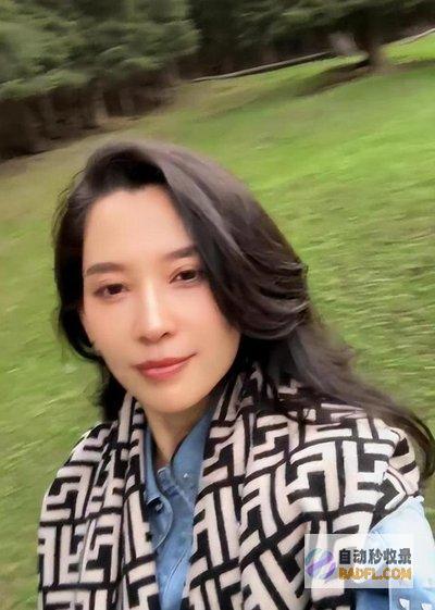 8岁女儿初次出面森林北母女和好友聚餐为坚持身
