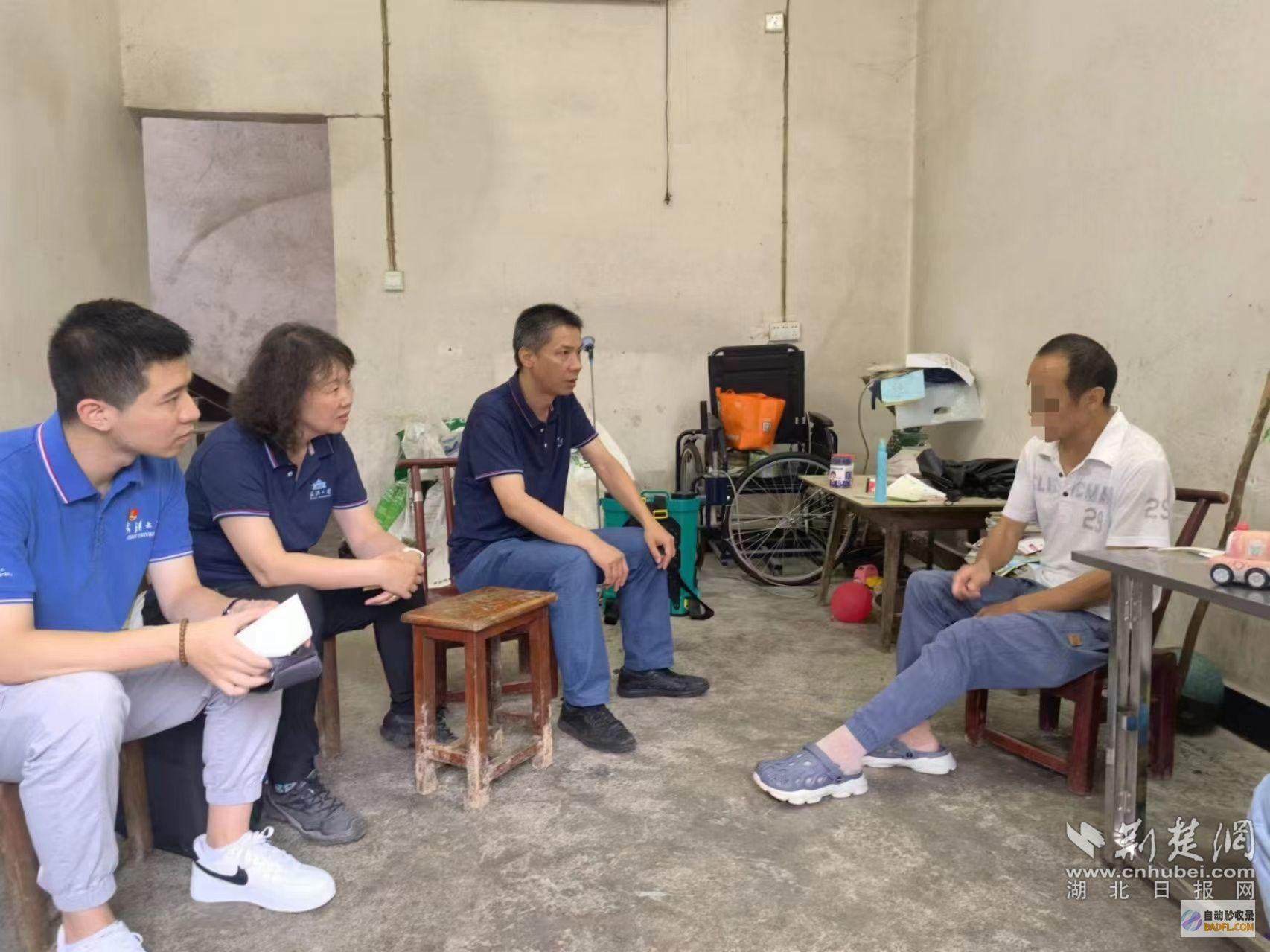 撑起农村老年集体通常队到来白果树村肥壮伞暖医