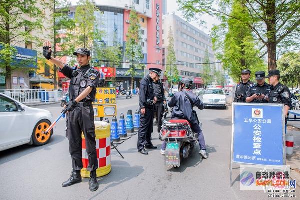 警方 处分＋扣留 霸凌后续！成都商场4男殴打性骚扰无辜女路人 (警察 处分)