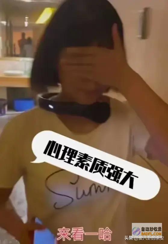反上来就要蹲篱笆了男性闯入进男更衣室男性