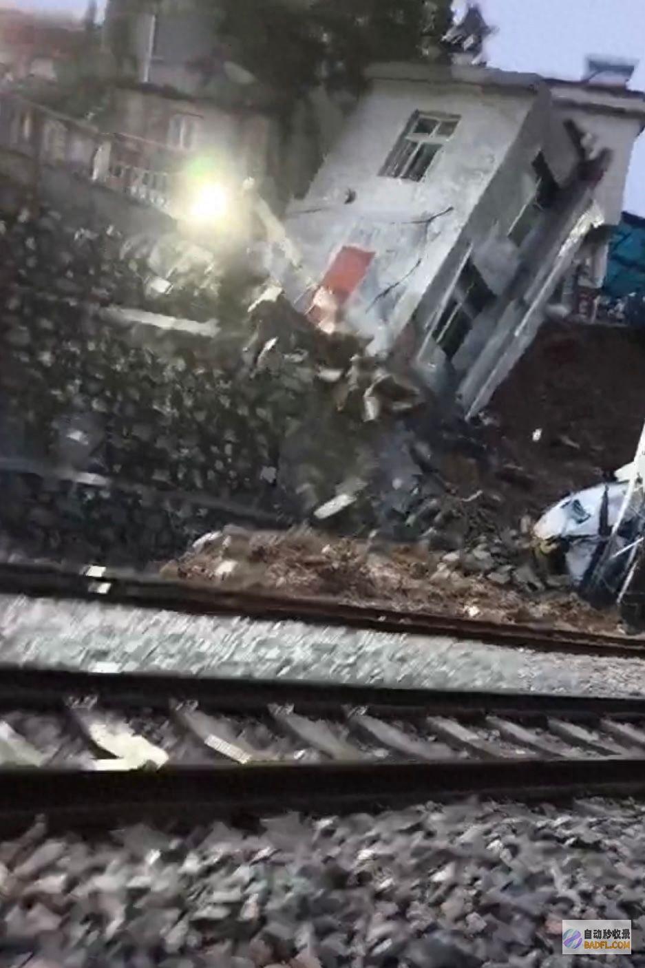 无伤亡 陕西一铁路旁屋宇出现倒塌 外地官网回应 (陕西5死命案)