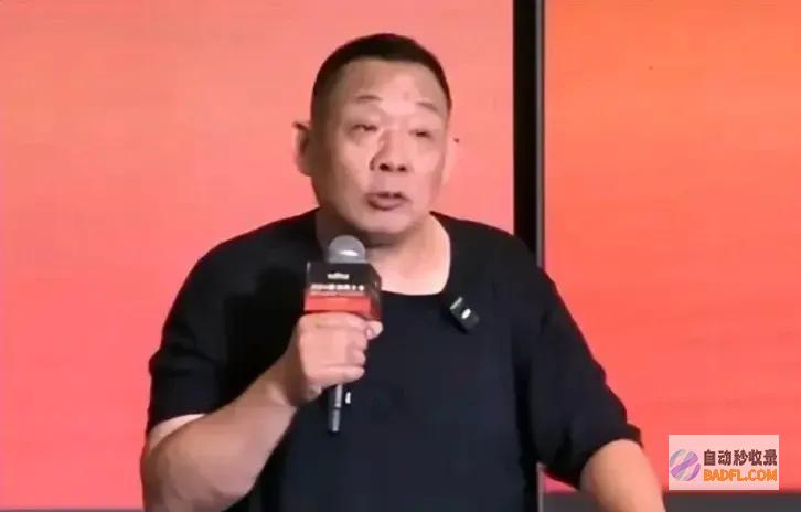 火爆皇帝的新装加油站男性穿比基尼为了