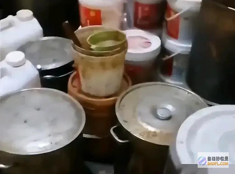 火爆皇帝的新装加油站男性穿比基尼为了