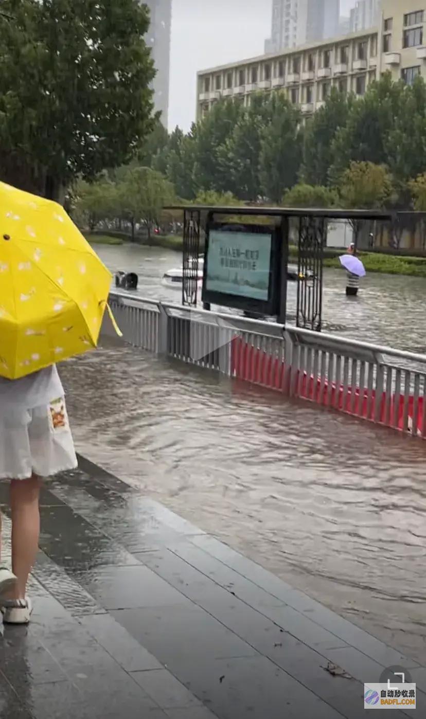 航海路变速看郑州再遇暴雨陆地市民困难前行苦了