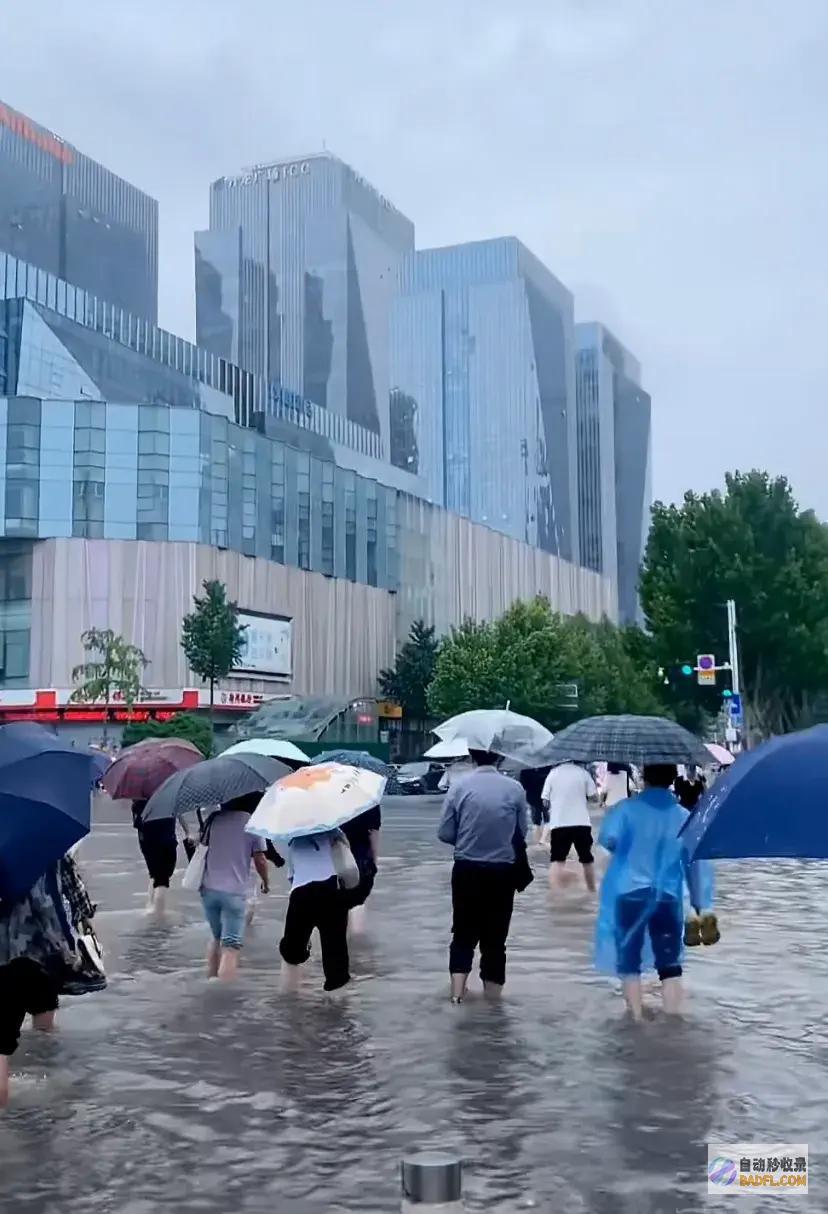 航海路变速看郑州再遇暴雨陆地市民困难前行苦了